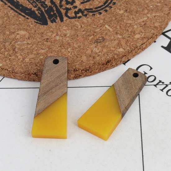 木目調樹脂 ペンダント 台形 黄色 3cm x 1.2cm、 2 個 の画像