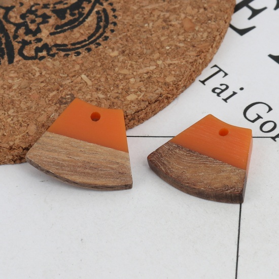 Immagine di Charm Resina Effetto Legno Charms Trapezoide Arancione 22mm x 18mm, 5 Pz