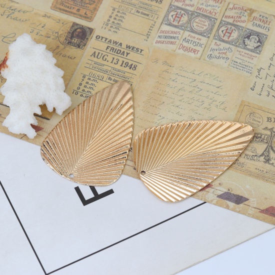 Image de Pendentifs en Laiton Triangle Doré Texture Amas Stellaire 47mm x 33mm, 5 Pcs