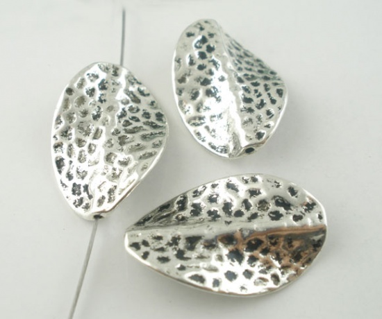 Immagine di Lega di Zinco Separatori Perline Irregolare Argento Antico Polka Dot Disegno Circa 28.0mm x 18.0mm, Foro:Circa 1.2mm, 20 Pz