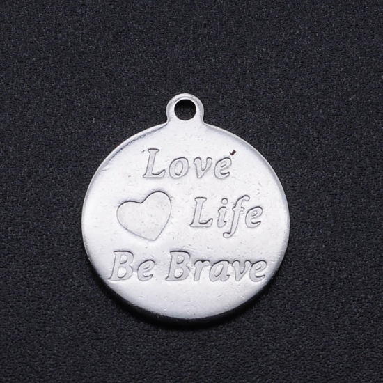 ステンレス鋼 チャーム 円形 シルバートーン ハート 文字" Love Life Be Brave " 18mm x 16mm、 5 個 の画像
