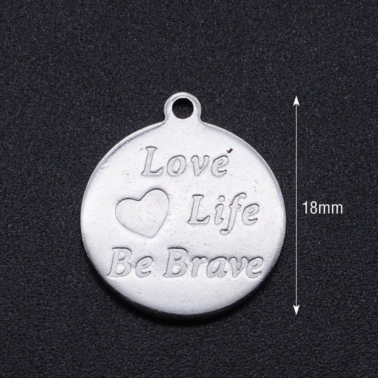 ステンレス鋼 チャーム 円形 シルバートーン ハート 文字" Love Life Be Brave " 18mm x 16mm、 5 個 の画像