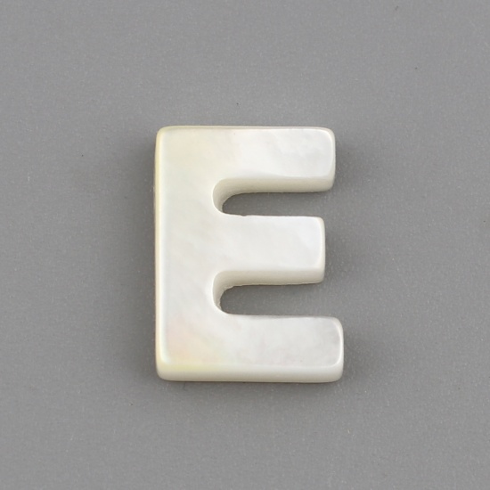 Immagine di Conchiglia Sciolto Perline Lettera Bianco Sporco Lettere " E " Lunghezza: 10mm, Larghezza: 7mm, Foro:Circa 0.5mm, 1 Pz
