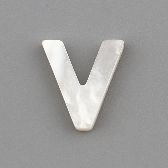 Immagine di Conchiglia Sciolto Perline Lettera Bianco Sporco Lettere " V " Lunghezza: 10mm, Larghezza: 9mm, Foro:Circa 0.5mm, 1 Pz