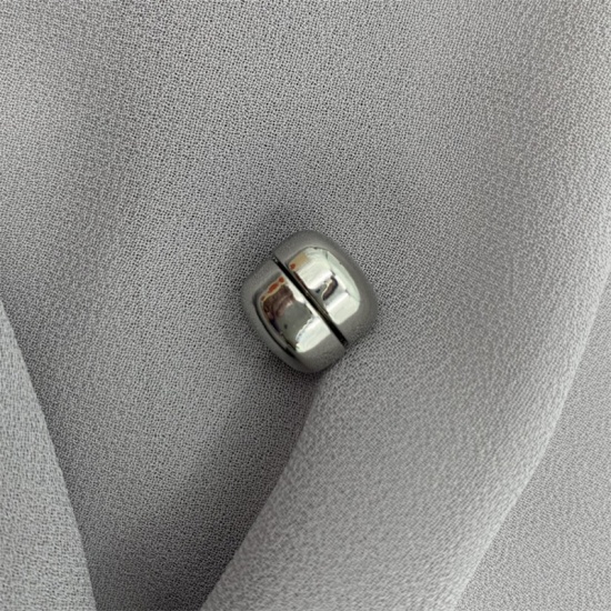 シルバートーン-亜鉛合金ヒジャーブスカーフラップ用引っ掛かりのない磁気ラウンドスカーフバックル直径1cm、1個 の画像