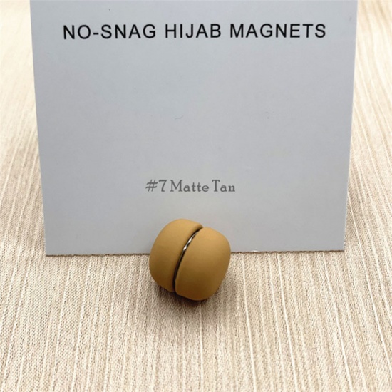 Изображение Khaki - 7# Zinc Based Alloy No-snag Magnetic Round Scarf Buckle For Hijab Scarf Wrap 1.2x1.2cm, 1 Piece
