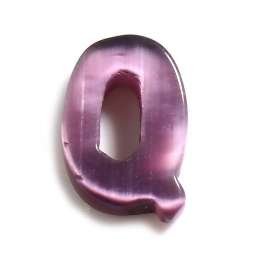 キャッツアイグラス ( 合成 ) ビーズ レター  ランダムな色 文字" Q " 穴なし 約 18mm x 12mm、 1 個 の画像