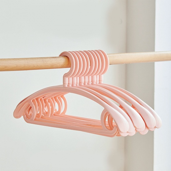 Immagine di Pink - PP Household Traceless Non-slip Wide Shoulder Adult Dry/Wet Clothing Hanger 41x20cm, 1 Piece