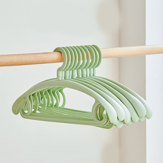 Immagine di Green - PP Household Traceless Non-slip Wide Shoulder Adult Dry/Wet Clothing Hanger 41x20cm, 1 Piece