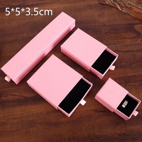Immagine di 1 Pz Carta Confezione Regalo per Gioielli con Cassetto Estraibile Quadrato Rosa Scuro 5cm x 5cm x 3.5cm