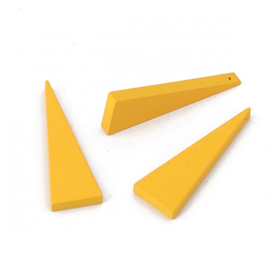 ウッド ビーズ 三角形 黄色 約 41mm x 14mm、 穴：約 1.2mm、 30 個 の画像