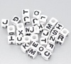 Image de Perle en Acrylique Cube Blanc Alphabet/Lettre "A-Z" au Hasard Noir 7mm x 7mm, Taille de Trou: 3.8mm, 300 PCs