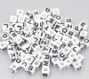 Image de Perle en Acrylique Cube Blanc Alphabet/Lettre "A-Z" au Hasard Noir 7mm x 7mm, Taille de Trou: 3.8mm, 300 PCs