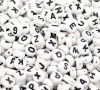 アクリルビーズ フラットラウンド 白  ランダムな色 アルファベット 約 7mm直径、 穴：約 1mm、 1000 個 の画像