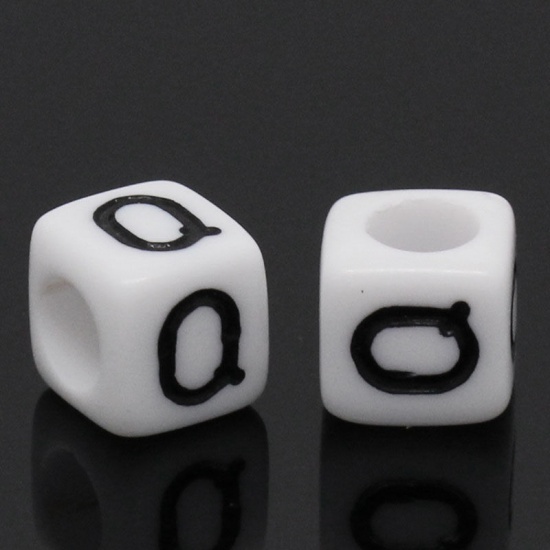 Изображение Бусины Акриловые, Куб, цвет: Белый с узором “ Алфавит ”, 6мм x 6мм, 3.6мм, 500 ШТ