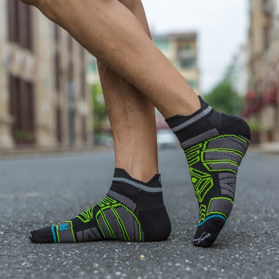Immagine di Multifunction Non-slip Breathable Man's Sport Ankle Socks Geometric Size M（39-43）, 1 Pair