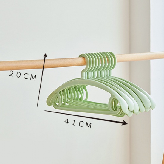 Immagine di Khaki - PP Household Traceless Non-slip Wide Shoulder Adult Dry/Wet Clothing Hanger 41x20cm, 1 Piece