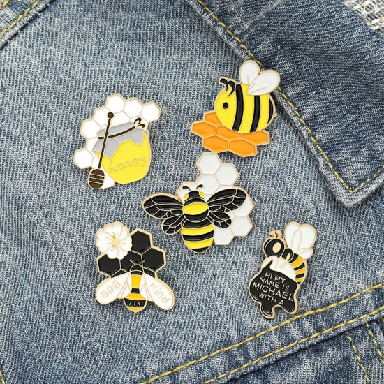 Picture of Insect Pin Brooches Dainty Beehive Message " Honey " White & Yellow Enamel 30mm x 28mm, 1 Piece