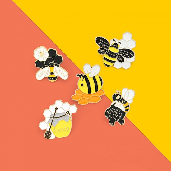 昆虫 ブローチ 蜂の巣 文字 " Honey " 白+黄色 エナメル 30mm x 28mm、 1 個 の画像