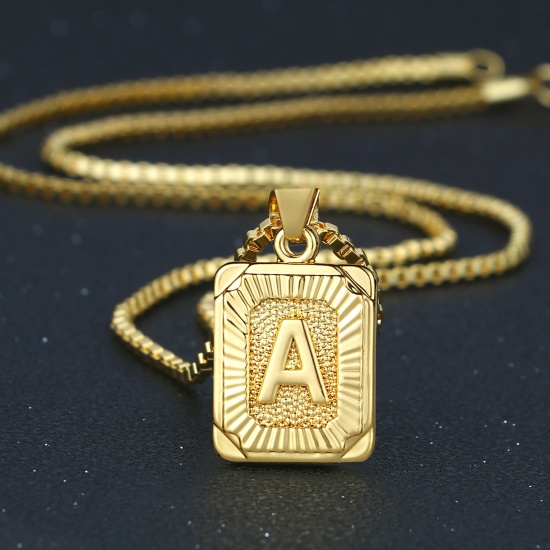 Immagine di Rettangolo Lettera Maiuscola Messaggio " A-Z " Collana con Ciondolo All'Ingrosso, 24K Vero Oro Placcato Ottone Catena a Casella, Donne Ecologico Squisito Elegante Regalo Gioielli Per Rivenditore, 55.5cm - 55cm Lunghezza, 1 Pz