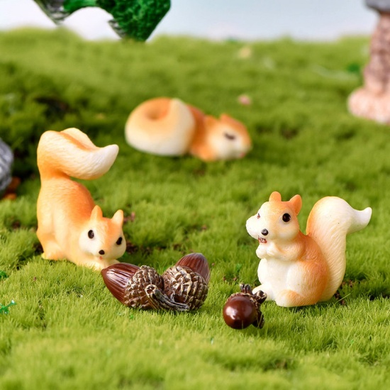 Immagine di Dark Brown - 10# Pine Cones House Cute Squirrel Resin Micro Landscape Miniature Decoration 2.9x2.9cm, 1 Piece