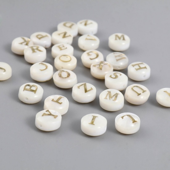 Image de Perles en Coquille Plat-Rond Crème Alphabet Initial/ Lettre Majuscule 8mm Dia, Taille de Trou: 1.1mm, 10 Pcs