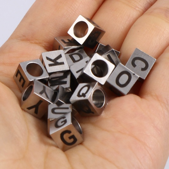 Image de Perles en Acier Inoxydable Carré Argent Mat Noir Alphabet Initial/ Lettre Majuscule 7mm x 7mm, Trou: env. 5.1mm, 1 Pièce