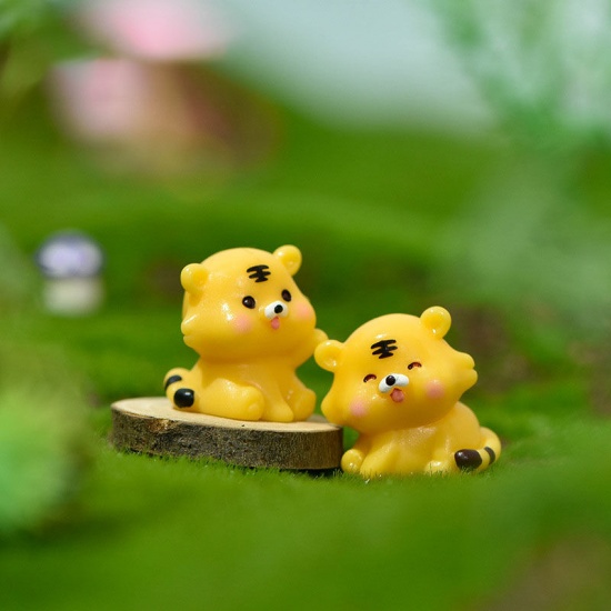 Immagine di Yellow - 7# Lovely Tiger Resin Micro Landscape Miniature Decoration 2.6x2.3cm, 1 Piece