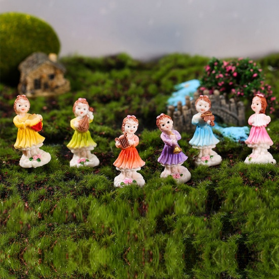 Immagine di Cute Girl With Musical Instrument Resin Micro Landscape Miniature Craft Decoration