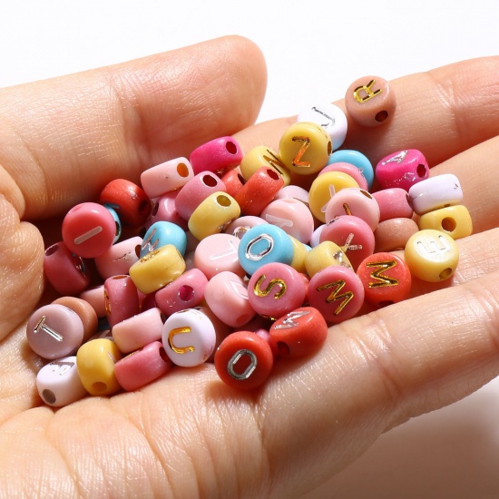 Image de Perles en Acrylique au Hasard Multicolore Alphabet Initial/ Lettre Majuscule Env. 7mm Dia, Trou: env. 2mm, 500 Pcs