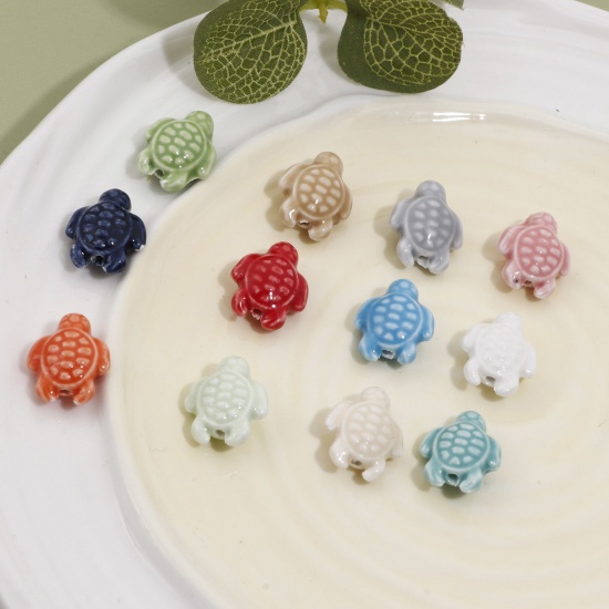 Bild von Keramik Ozean Schmuck Perlen für die Herstellung von DIY-Charme-Schmuck Schildkröte Bunt Gefärbt ca. 18mm x 15mm, Loch:ca. 1.6mm, 34.5cm lang, 1 Strang (ca. 20 Stück/Strang)