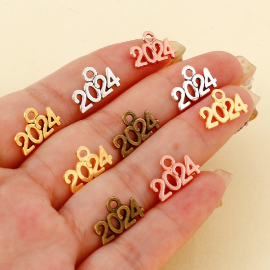 Immagine di Lega di Zinco Anno Charms Multicolore Lettere " 2024 " Filigrana 14mm x 9mm, 50 Pz