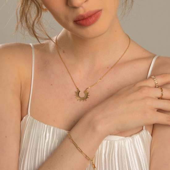 Image de Collier à Pendentif Chaînes Simple en 304 Acier Inoxydable Placage Sous Vide Écologique Simple & Décontracté Plaqué Or Réel 14K Rayons de Soleil Pour Femmes Fête 1 Pièce