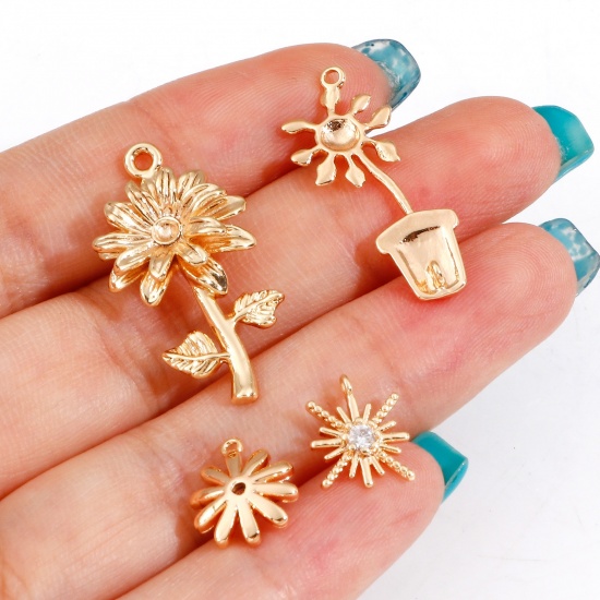 Imagen de Latón Colgantes Charms Flor 18K Oro Real Chapado Estrella Claro Circón Artificial 2 Unidades