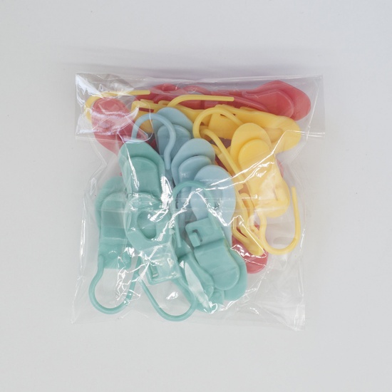 Picture of Plastic Knitting Stitch Markers At Random Mixed Color