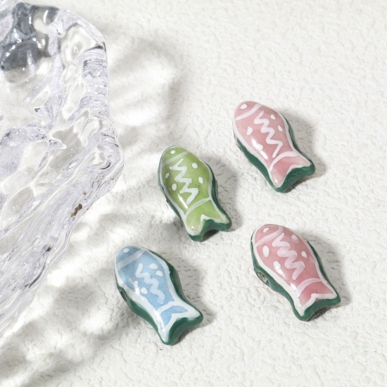 Immagine di 2 Pz Ceramica Gioielli Oceanici Diatanziale Perline per la Creazione di Gioielli con Ciondoli Fai-da-te Pesce Multicolore Increspatura Disegno Circa 22mm x 11mm, Foro: Circa 1.8mm