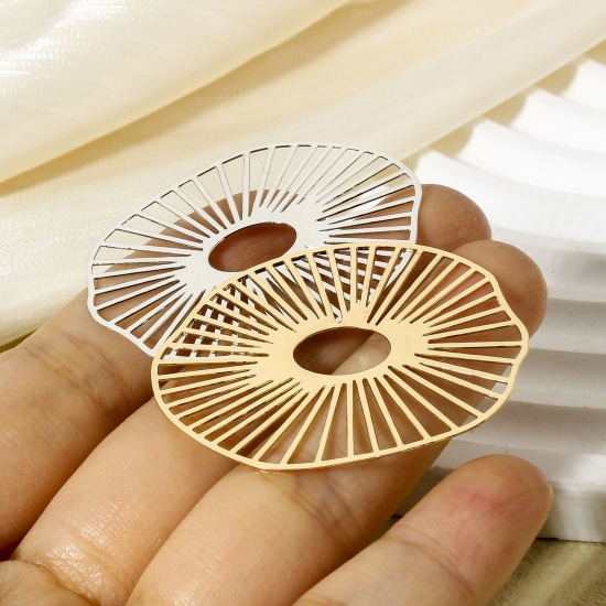 Bild von 10 Stück Eisenlegierung Filigran Stempel Verzierung Anhänger Bunt Unregelmäßig Lotusblatt Muster Spritzlackierung, 4.2cm x 3.3cm