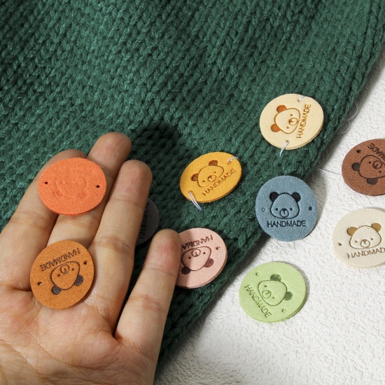 Immagine di 20 Pz TPU Etichetta Etichetta per Abbigliamento Tondo Multicolore Orso Forma " Hand Made " 25mm