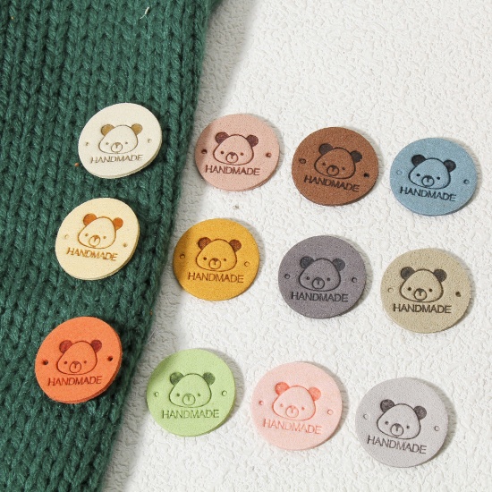 Immagine di 20 Pz TPU Etichetta Etichetta per Abbigliamento Tondo Multicolore Orso Forma " Hand Made " 25mm