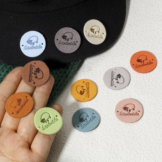 Immagine di 20 Pz PU Etichetta Etichetta per Abbigliamento Tondo Multicolore Pecora Forma " Hand Made " 25mm