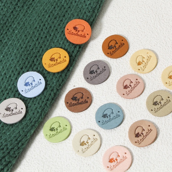 Imagen de 20 Unidades PU Etiqueta de Etiqueta para Ropa Ronda Multicolor patrón Oveja " Hand Made " 25mm