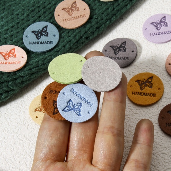 Immagine di 20 Pz PU Etichetta Etichetta per Abbigliamento Tondo Multicolore Farfalla Forma " Hand Made " 25mm