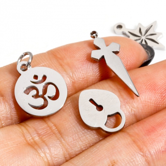 Immagine di Eco-friendly 304 Stainless Steel Religious Charms Silver Tone Round OM/ Aum Symbol Hollow