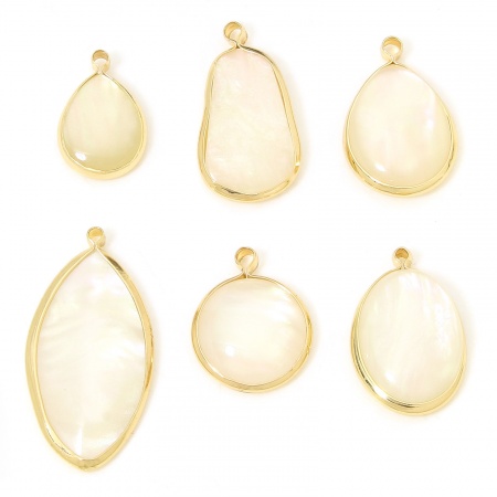 2 Pcs Breloques Géométrique en Coquille Naturelle & Laiton Doré