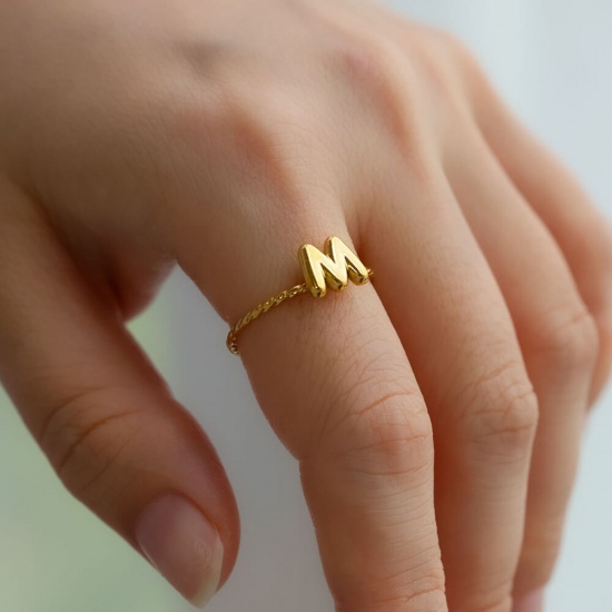 Imagen de 1 Unidad Enchapado al Vacío Sencillo & Casual Sencillo Chapado en Oro de 18K 304 Acero Inoxidable Abierto Ajustable Trenzado Mensaje " A-Z " Anillos Para Mujeres Día de la Madre