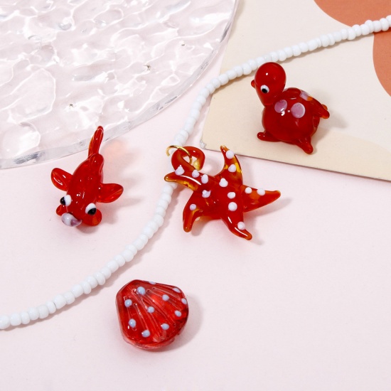 Immagine di 1 Pz Lampwork Vetro Lampwork Gioielli Oceanici Perline per la Creazione di Gioielli con Fai-da-te Pesce Rosso Rosso Conchiglia Disegno 3D