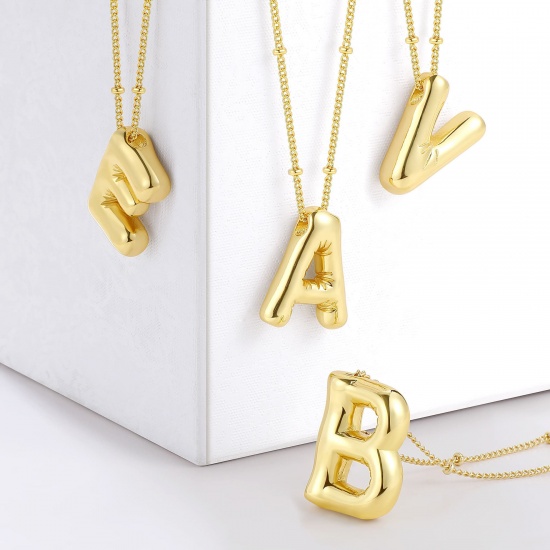 Imagen de Globo Mayúscula Letra Mensaje " A-Z " Collar con Colgante Al Por Mayor, 18K Oro Real Chapado Latón Cadenas de Curb, Mujeres PVD Ecológico Impermeable Antioxidante Hipoalergénico Exquisito Elegante Regalo Joyería Para Minorista, 45cm + 5cm longitud, 1 Unidad