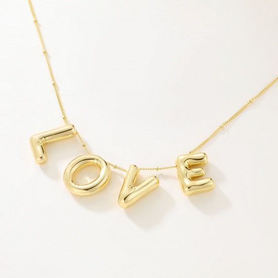 Imagen de Globo Mayúscula Letra Mensaje " A-Z " Collar con Colgante Al Por Mayor, 18K Oro Real Chapado Latón Cadenas de Curb, Mujeres PVD Ecológico Impermeable Antioxidante Hipoalergénico Exquisito Elegante Regalo Joyería Para Minorista, 45cm + 5cm longitud, 1 Unidad