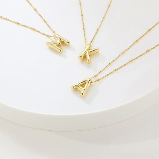 Imagen de Globo Mayúscula Letra Mensaje " A-Z " Collar con Colgante Al Por Mayor, 18K Oro Real Chapado Latón Cadenas de Curb, Mujeres PVD Ecológico Impermeable Antioxidante Hipoalergénico Exquisito Elegante Regalo Joyería Para Minorista, 45cm + 5cm longitud, 1 Unidad