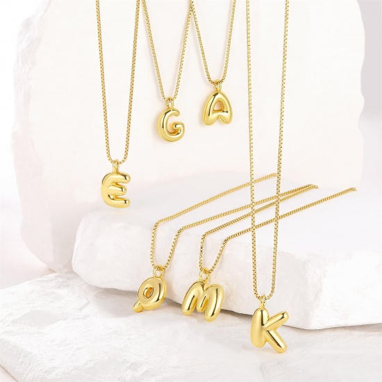 Immagine di Lettera Maiuscola Messaggio " A-Z " Collana con Ciondolo All'Ingrosso, 18K Vero Oro Placcato Ottone Catena a Casella, Donne PVD Ecologica Impermeabile Anti-Ossidante Ipoallergenico Squisito Elegante Regalo Gioielli Per Rivenditore, 40cm + 5cm Lunghezza, 1 Pz